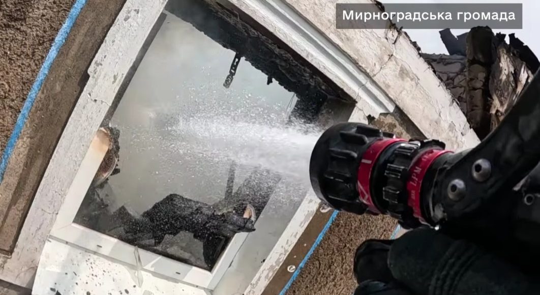 В результате российского удара беспилотником в Мирноградской громаде загорелись дом и гараж (видео)