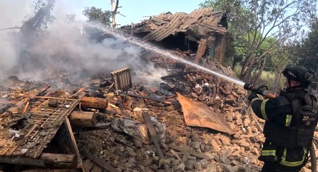 Огнеборцы ликвидировали масштабные пожары, возникшие в результате обстрелов Константиновки (фото)