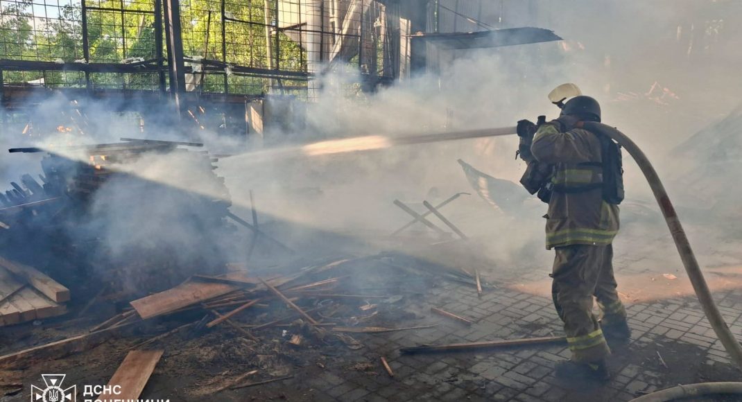 Рятувальники евакуювали мешканців Олексієво-Дружківки з двома дітьми і ліквідували 19 пожеж через обстріли
