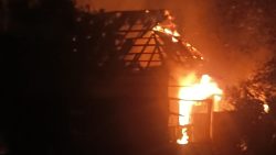 У Краматорську під час гасіння пожежі у будинку в одній з кімнат вогнеборці виявили жінку: подробиці (фото)