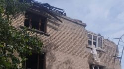 Окупанти вдарили авіабомбою по житловому кварталу в Родинському на Донеччині: є постраждалі (фото)