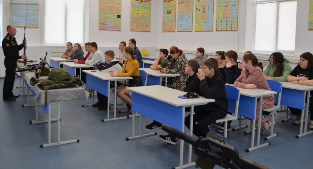 Загарбники вербують випускників до російської окупаційної армії, — ЦНС