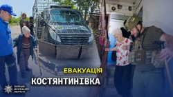 Під час порятунку постраждалих у Райському парамедики поліції Донеччини потрапили під повторні удари росіян (відео)
