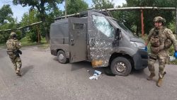 У Покровську евакуаційне авто з важкопораненими тричі потрапило під удари дронів: постраждав поліціянт (фото, відео)
